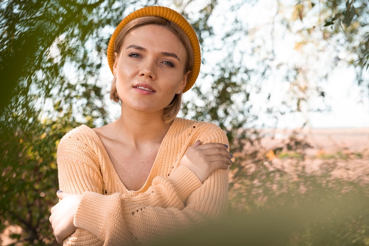 Foto gratuito casual mujer mirando a cámara