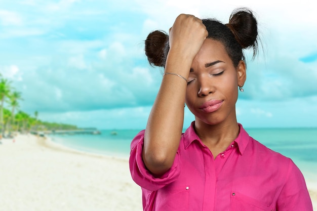 Foto gratuita casual mujer negra con dolor de cabeza