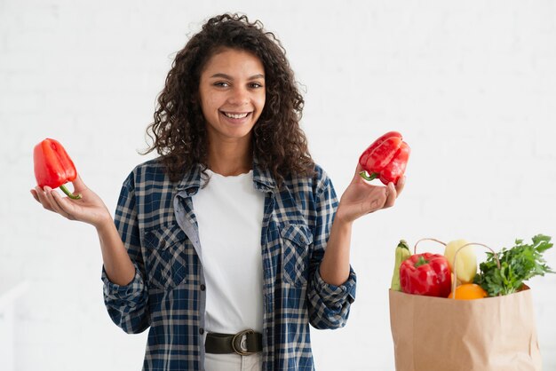 Casual mujer vestida con pimientos rojos