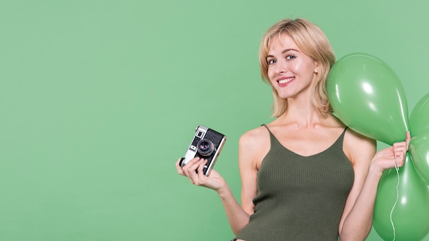 Foto gratuita casual mujer vestida posando sobre fondo verde