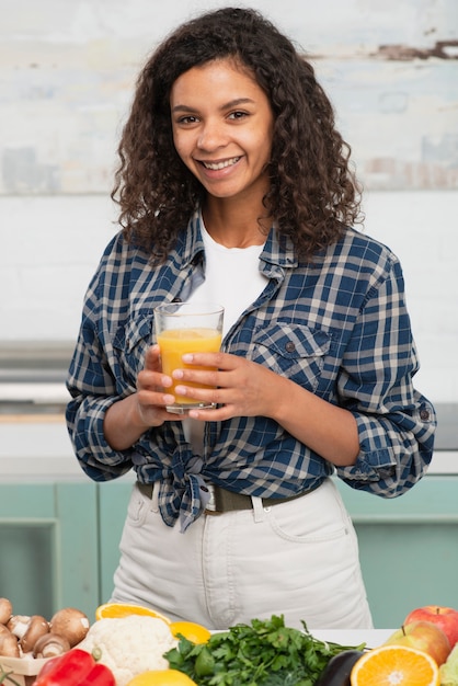 Foto gratuita casual mujer vestida con un vaso de jugo