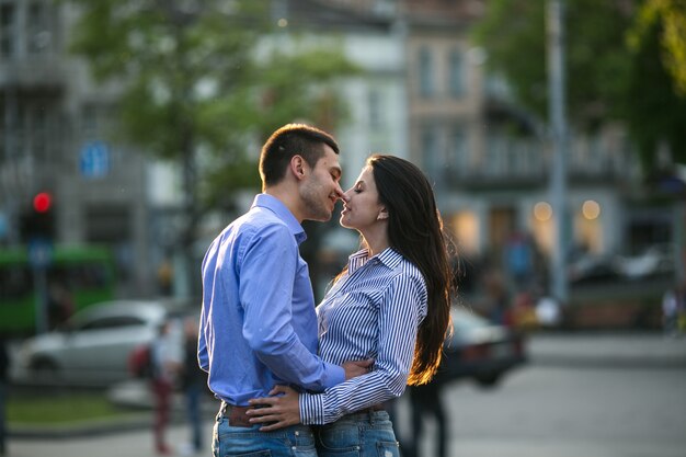 Casual pareja besándose en la calle