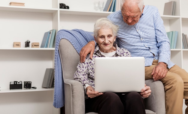 Casula pareja senior usando una laptop