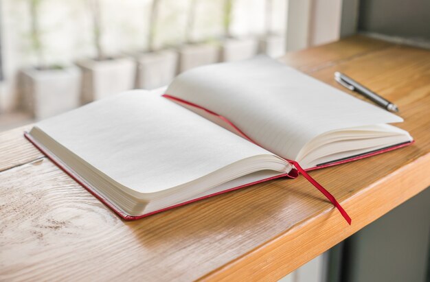 Catálogo en blanco, revistas, libros maqueta en madera de fondo