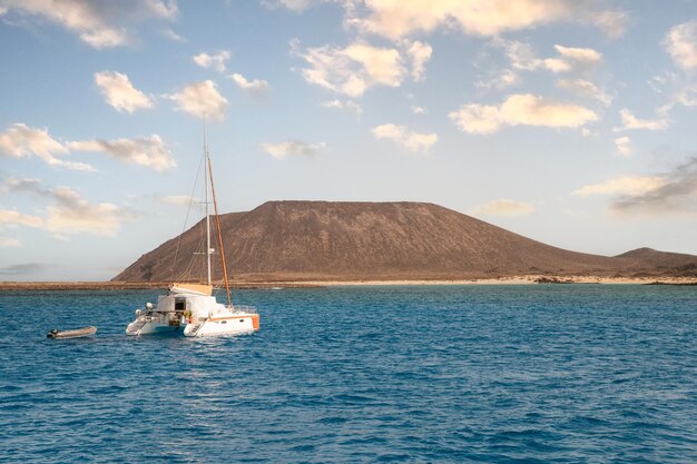 Catamarán flotando sobre agua de mar