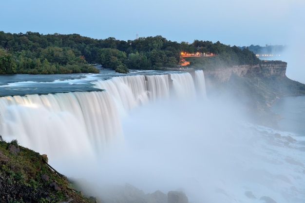 Las Cataratas Americanas de las Cataratas del Niágara se cierran al anochecer después del atardecer