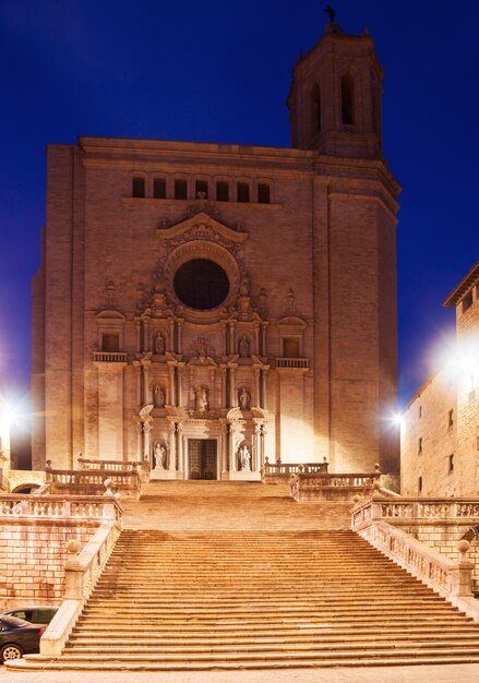 Catedral gótica de Girona en la noche