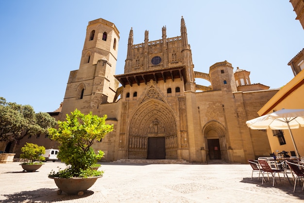 Catedral de Huesca en día soleado. Aragón