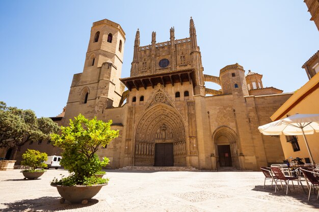 Catedral de Huesca en día soleado. Aragón