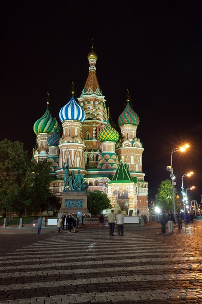 Catedral de la intercesión en Moscú en la noche, Rusia