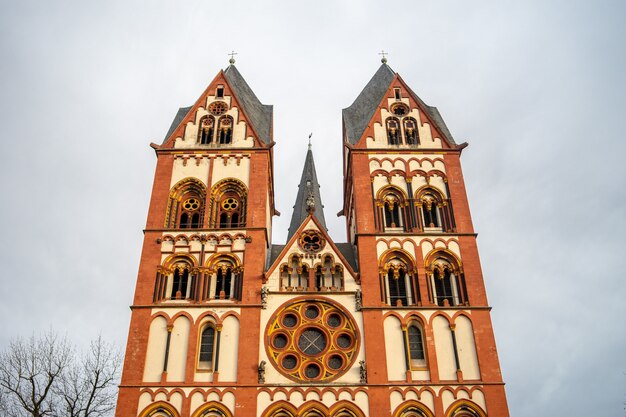 Catedral de Limburgo bajo un cielo nublado y la luz del sol en Alemania