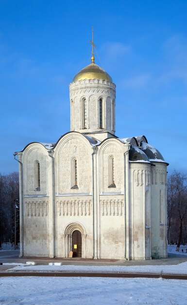 Catedral de San Demetrio en Vladimir en invierno