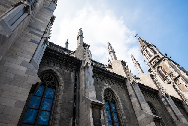 Foto gratuita catedral con ventanas grandes