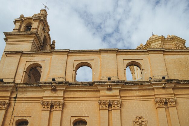 Catedral vieja con arcos y pilares de piedra con el cielo