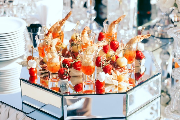 Catering para bodas con fresas, queso mozarella y tomates cherry