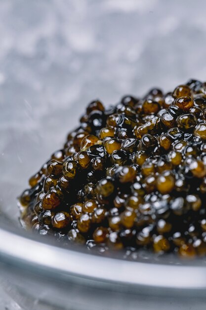 Caviar negro en la vista lateral del recipiente de vidrio