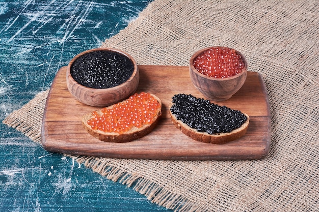 Caviar rojo y negro sobre rebanadas de pan.