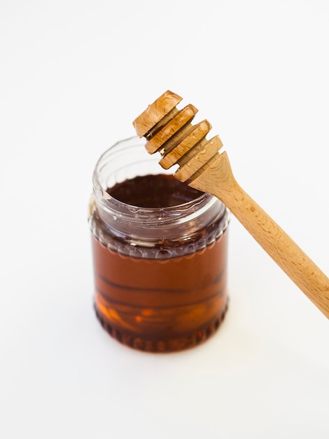 Cazo de miel en tarro de cerca
