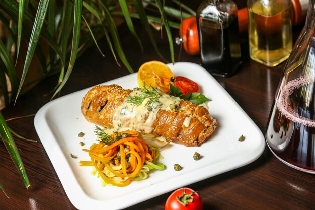 Cazuela al horno con salsa encima y verduras en rodajas