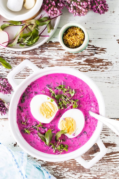 Foto gratuita cazuela blanca con pepino de remolacha de verano frío y sopa de huevo en una mesa de madera vista superior