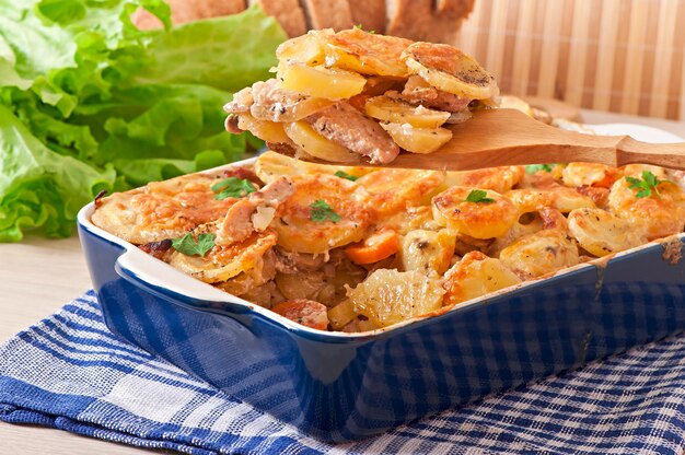 Cazuela de papa con carne y champiñones con costra de queso