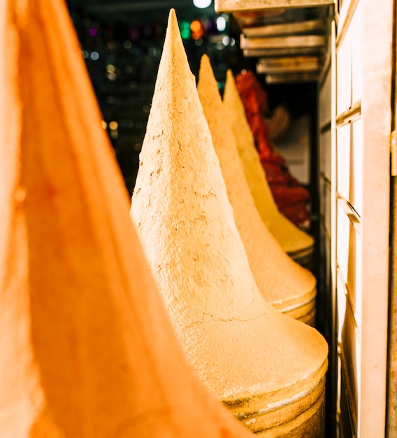 Foto gratuita cazuelas en mercado en marruecos