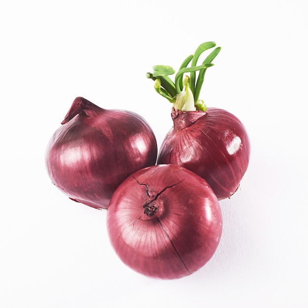 Cebolla roja entera, aislado en blanco