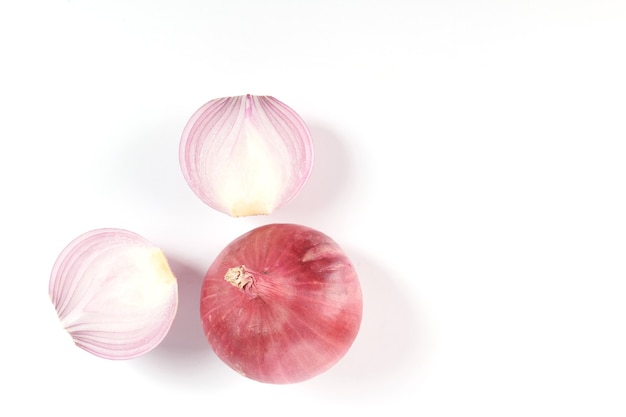 Foto gratuita cebolla roja entera y en rodajas, cebolla fresca aislada sobre superficie blanca con trazado de recorte