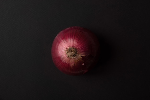 Cebolla roja fresca sobre negro