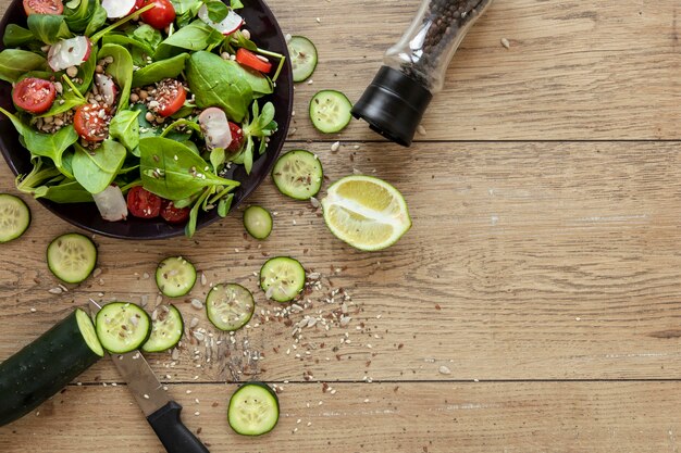 Cebolla verde y pepino para ensalada con espacio de copia