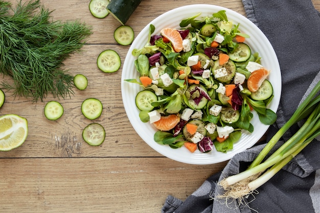 Foto gratuita cebolla verde y pepino para ensalada