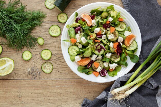 Cebolla verde y pepino para ensalada