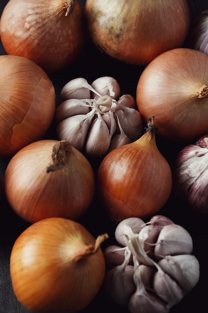 Foto gratuita cebollas y ajo crudos y cortados