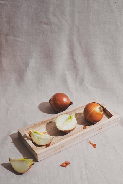 Cebollas de alto ángulo sobre tabla de madera