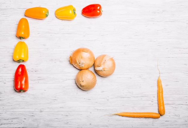 Foto gratuita cebollas entre zanahorias y pimientos