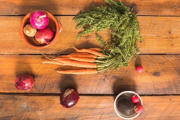 Foto gratuita cebollas, zanahorias y rábanos