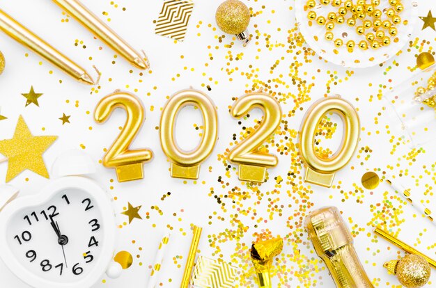 Celebración de año nuevo 2020 y brillo dorado con accesorios