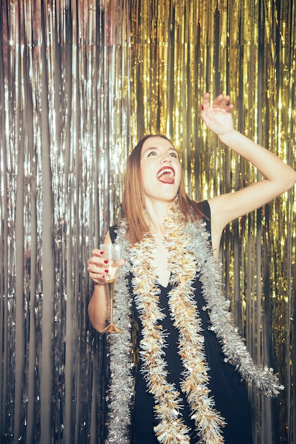 Celebración de año nuevo con chica bailando