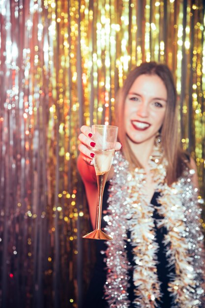 Celebración de año nuevo con chica sujetando champán