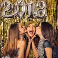 Foto gratuita celebración de año nuevo con chicas besando