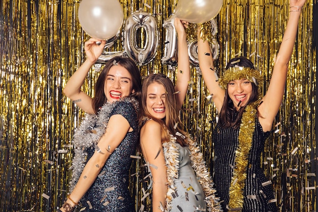 Celebración de año nuevo con chicas