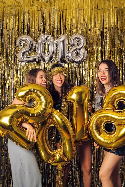 Foto gratuita celebración de año nuevo con números dorados