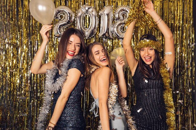 Celebración de año nuevo con tres chicas