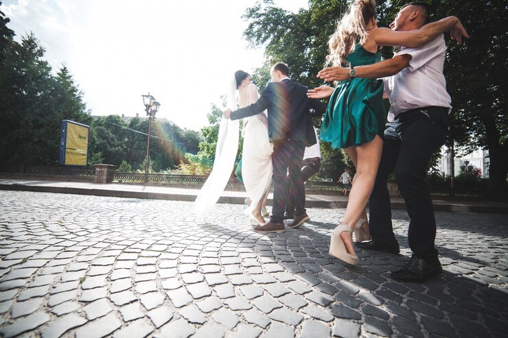 Foto gratuito celebración de la boda en la calle
