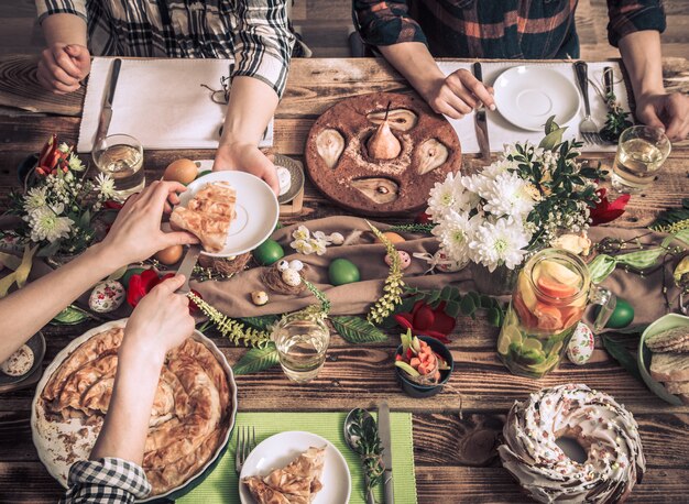 Celebración en casa de amigos o familiares en la mesa festiva