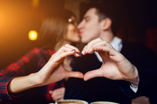 La celebración de la chica linda mano