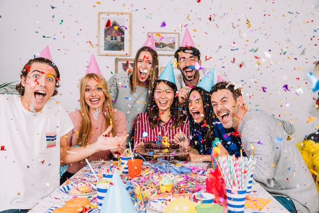 Celebración de cumpleaños con amigos gritando