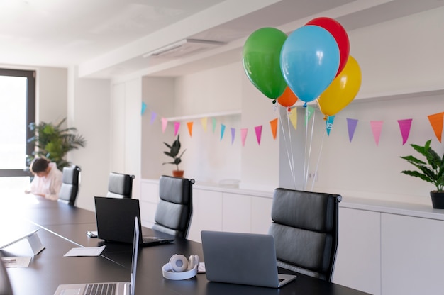 Celebración de cumpleaños con globos de colores