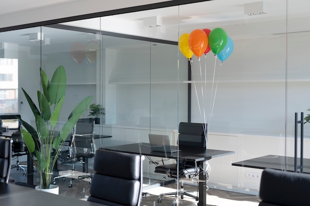 Celebración de cumpleaños en la oficina con globos de colores.