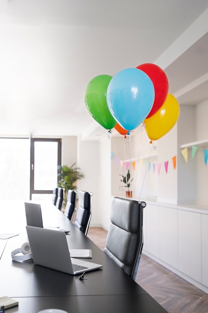 Celebración de cumpleaños en la oficina con globos.